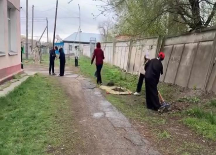 «Таза бейсенбі» акциясы аясында мектеп парламентінің ұйымдастыруымен мектеп аумағында тазалық жұмыстары